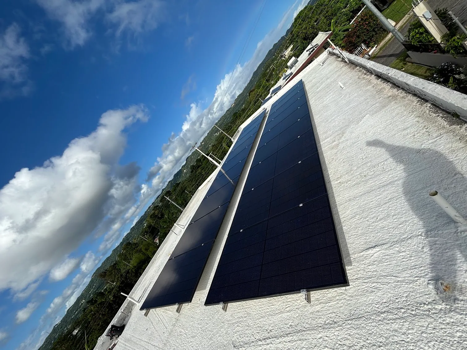 Vista panorámica de paneles solares instalados sobre techo en Puerto Rico por Kilowatt PR