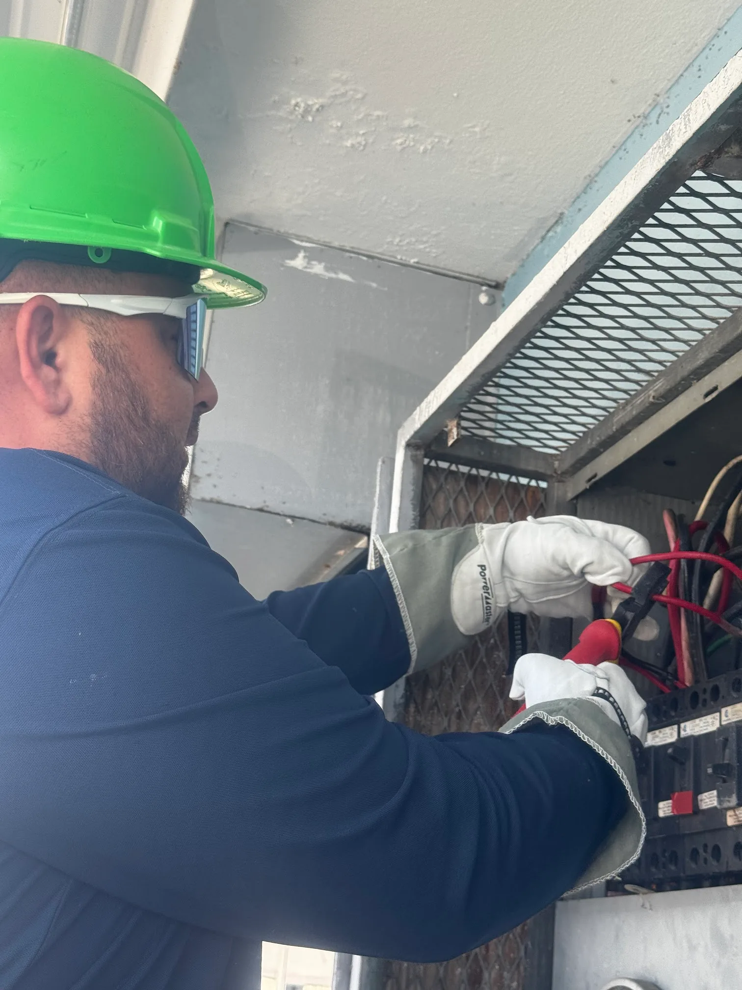 Perito electricista licenciado de Kilowatt PR trabajando en instalación en Puerto Rico