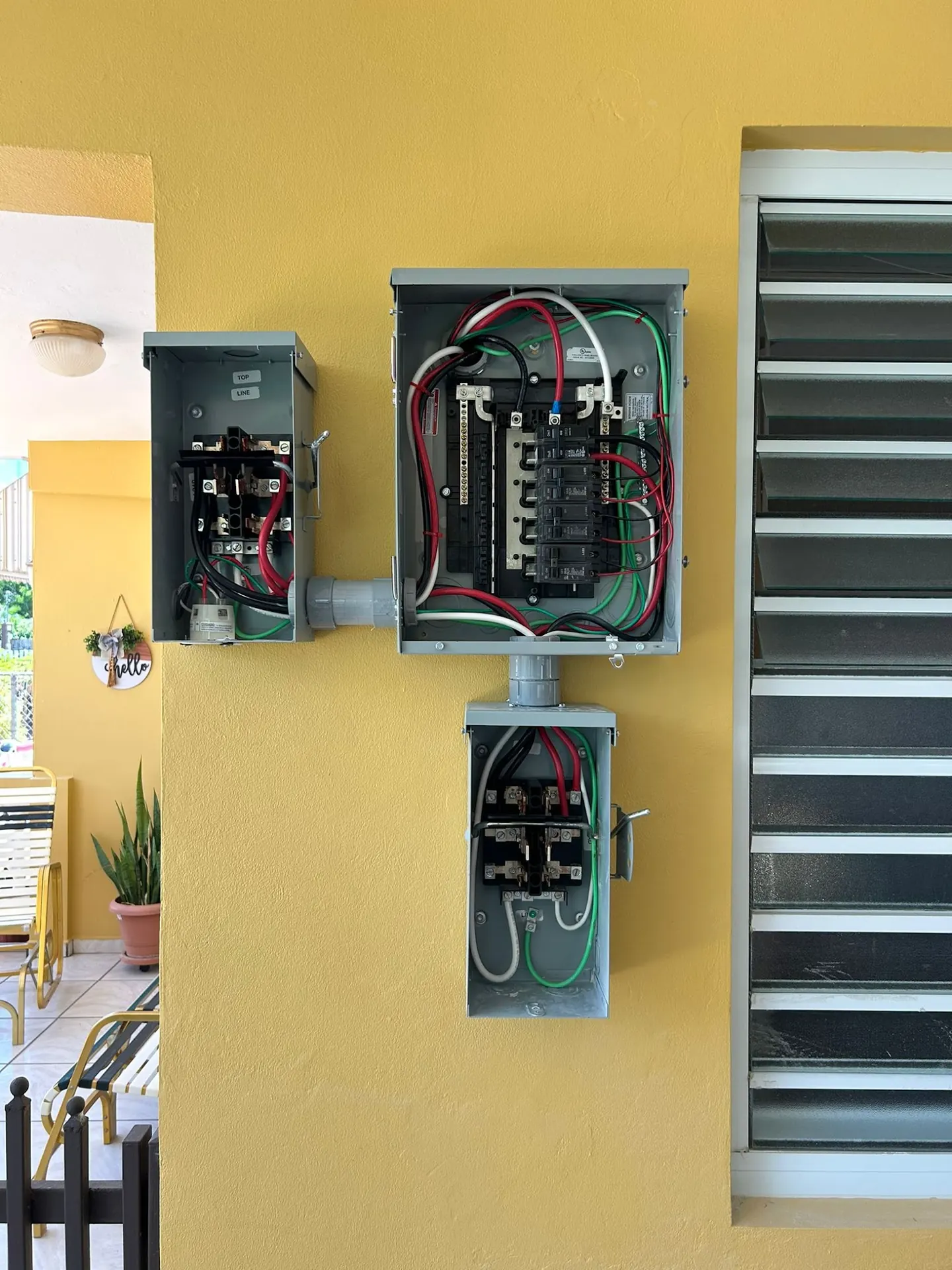 Panel eléctrico y desconectivo nuevos instalados en una pared exterior