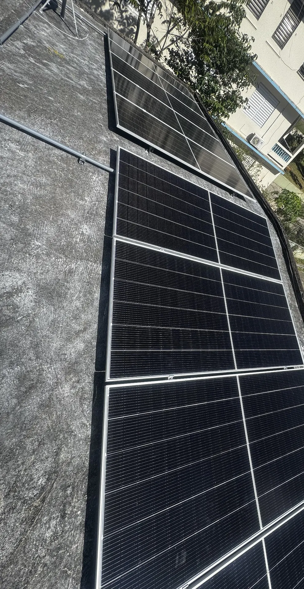Placas solares en el techo de una casa en una urbanización de Puerto Rico