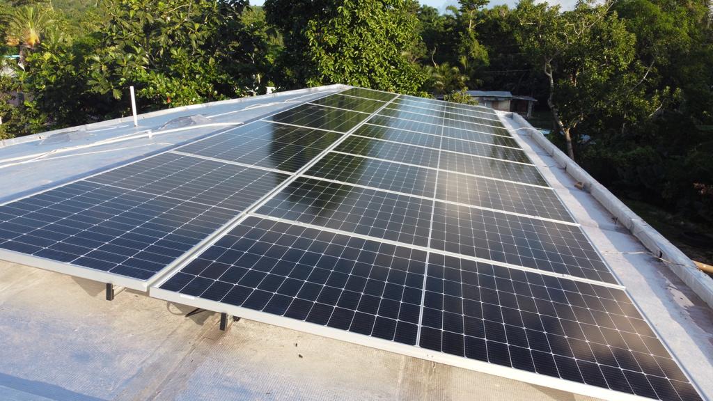 Sistema de paneles solares instalado sobre techo residencial en Puerto Rico por Kilowatt PR