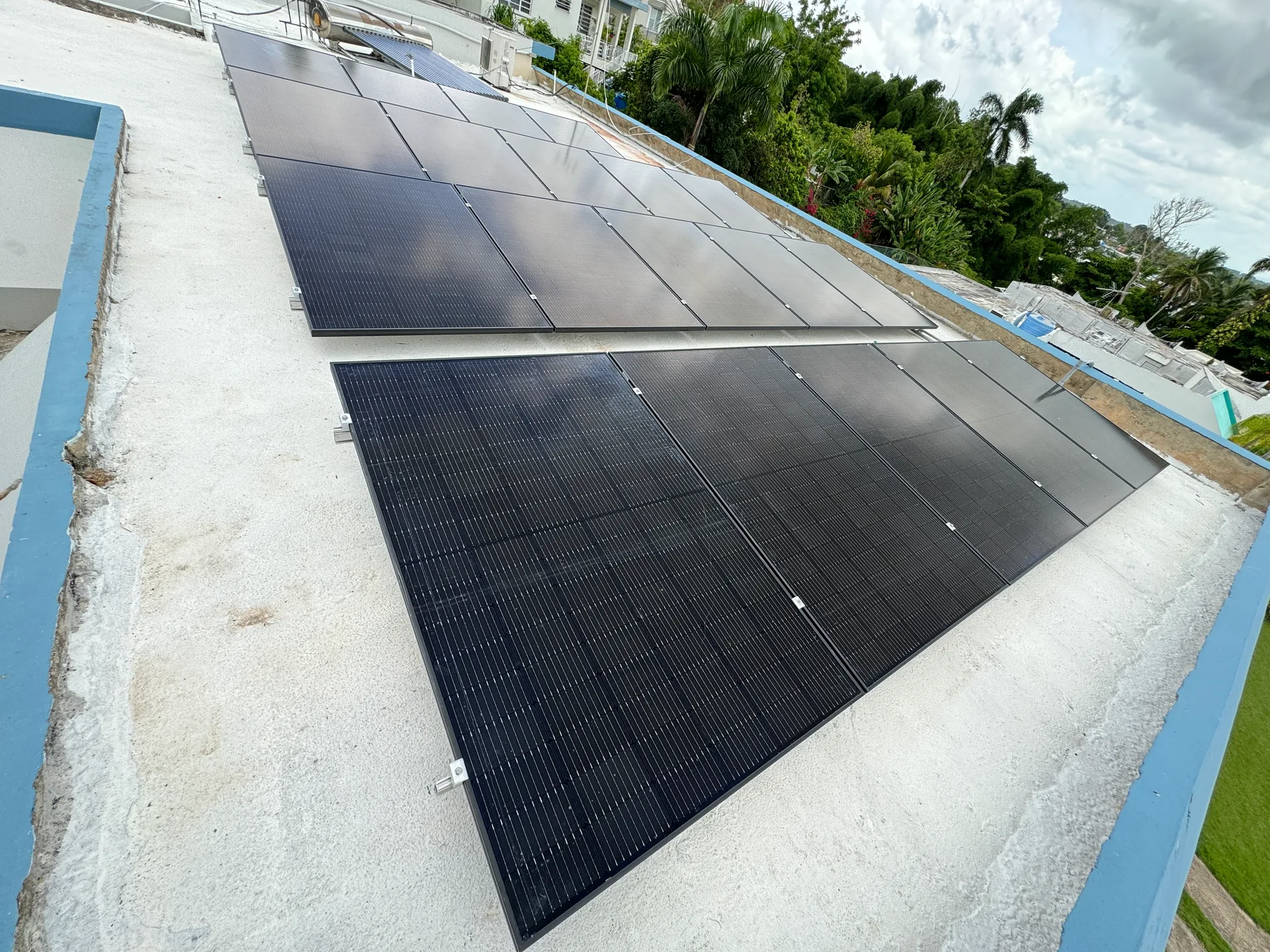 Paneles solares limpios y mantenidos para máxima eficiencia en Puerto Rico