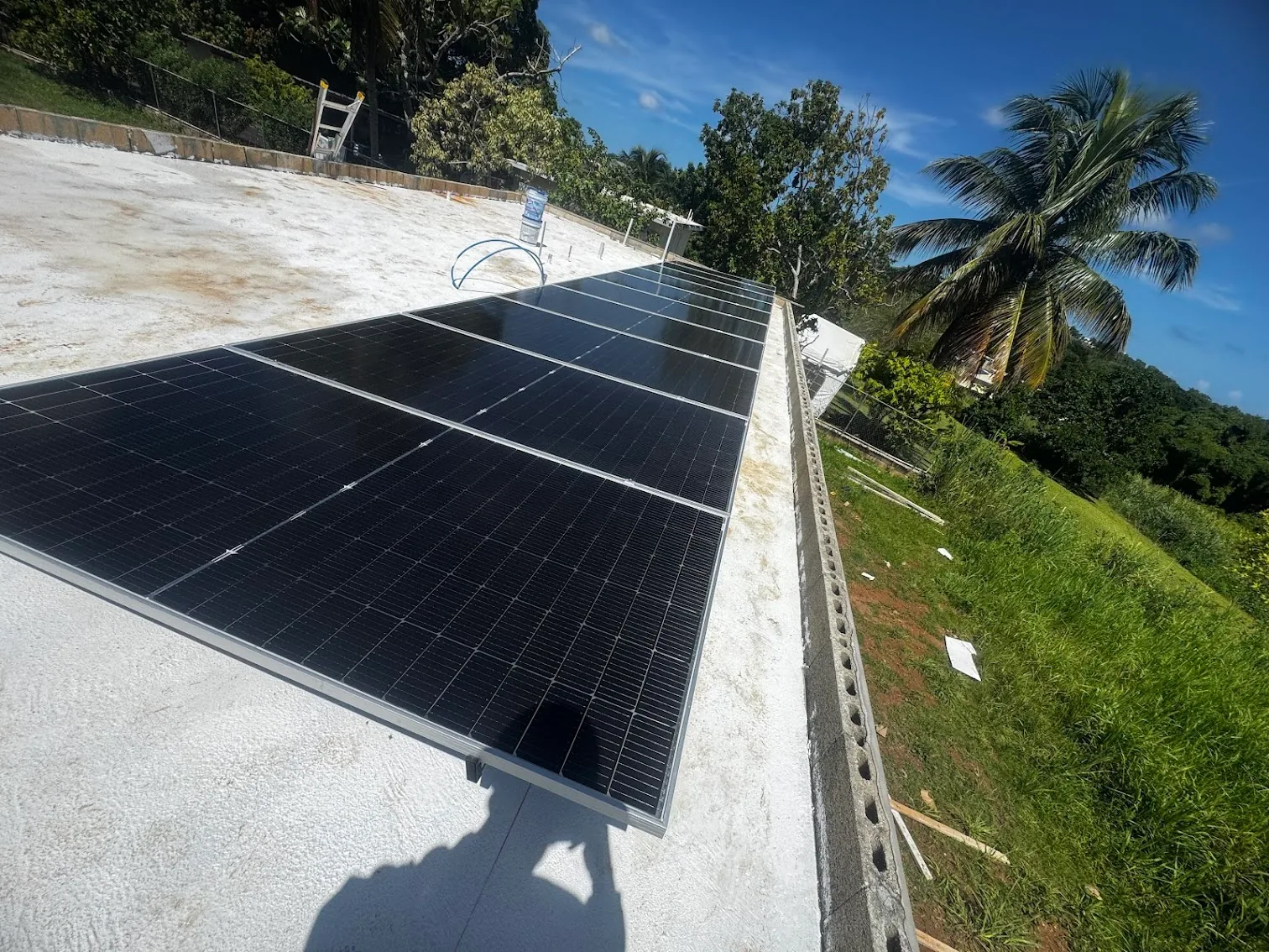 Paneles solares instalados sobre techo sellado e impermeabilizado en Puerto Rico