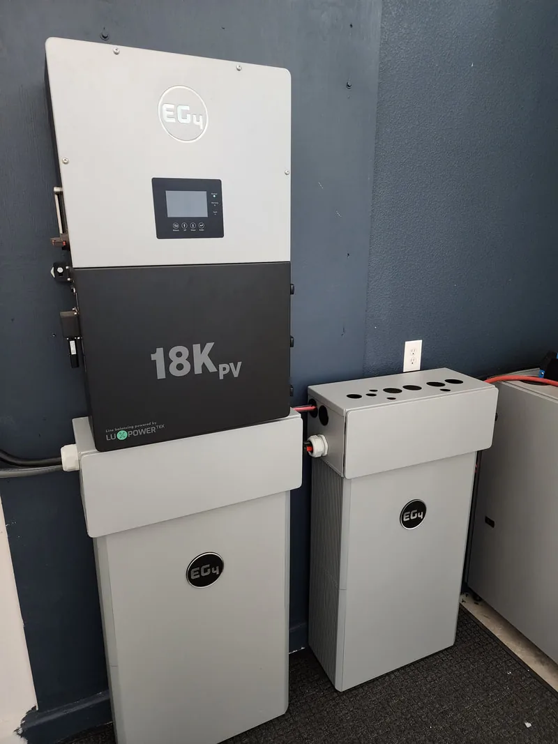 Inversor híbrido EG4 18KPV con batería de respaldo instalado por Kilowatt PR